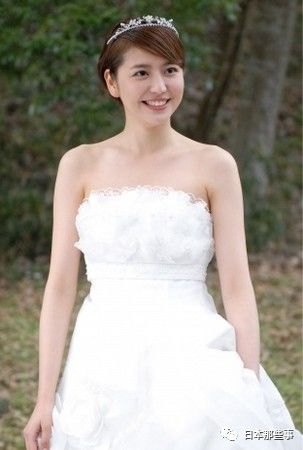 长泽雅美对于结婚的想法是:20岁前后的时候非常想结婚,现在嘛……(她