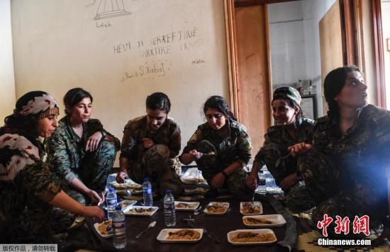 资料图：当地时间2017年7月18日，叙利亚拉卡，妇女保护协会成员前往拉卡前线作战。美国支持的叙利亚军事联盟已经占领了拉卡30%的地区。