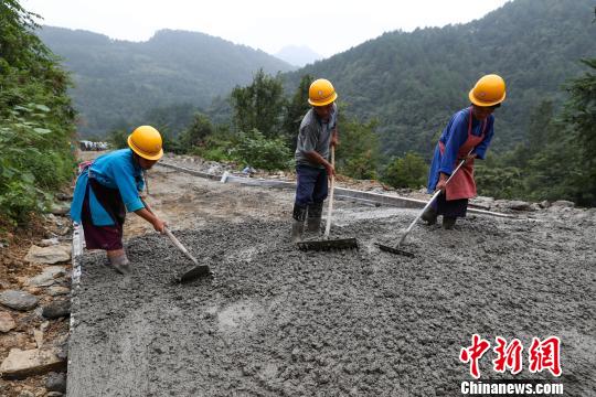 贵州丹寨 苗族民众齐修脱贫路|贵州|丹寨|杨武