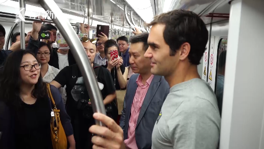 视频|费德勒做起上海人 亲自坐地铁前往赛场