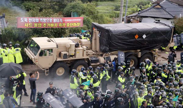 9月7日,在韩国庆尚北道星州郡,“萨德”相关装备被运往部署地。新华社
