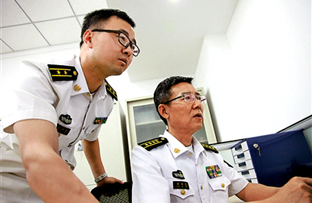 花甲水兵报国情--记海军某部首席研究员黄韦