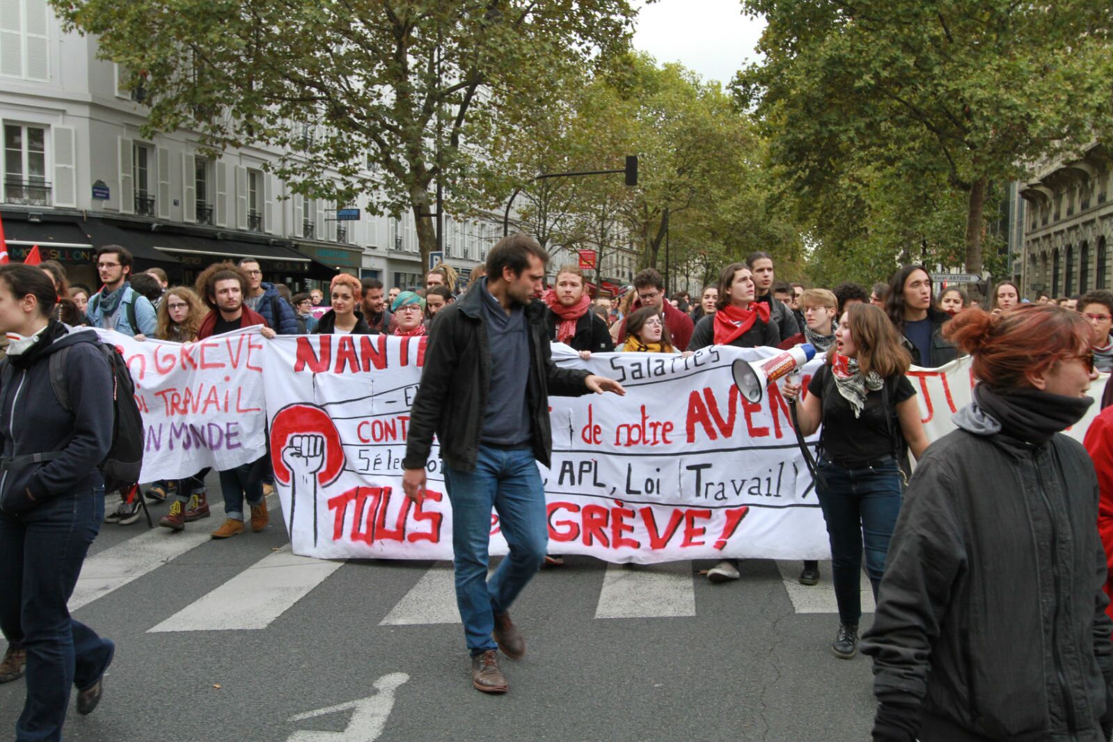 巴黎数万人上街抗议防疫措施-新闻频道-和讯网
