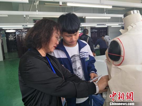 广东东莞教育援疆帮助当地建立信息化教学平台