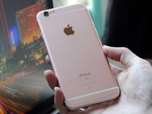 苹果手机修到一半爆燃 维修师傅:还好我躲得快