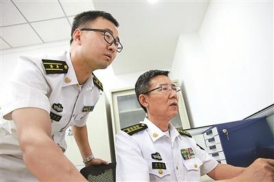 黄韦艮（右）正在指导团队成员进行课题研究。