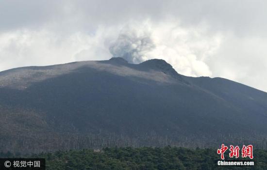 日本新燃岳火山或出现更大规模喷发 警戒等级