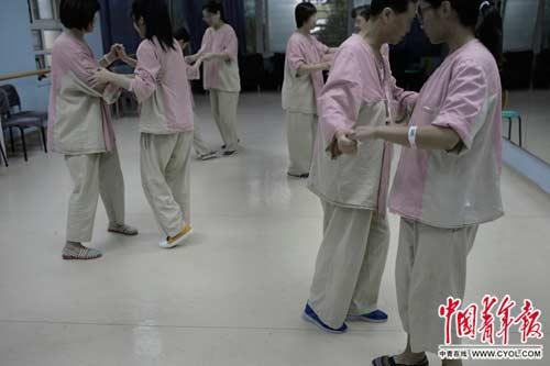 探访精神专科医院患者:我不完美 你别放弃(图)