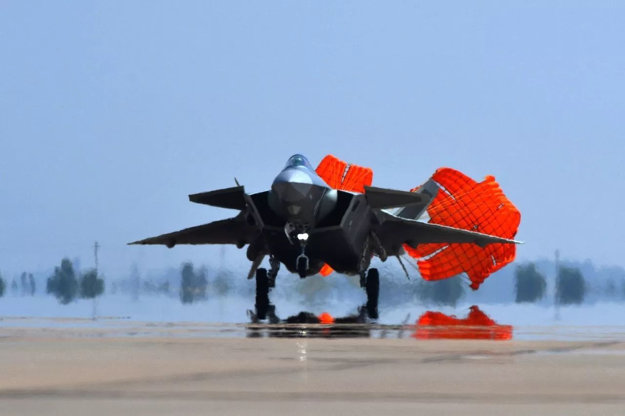 解局丨歼20战机列装部队 这一大国重器到底有多重要?