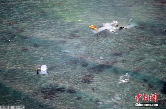 资料图：2016年12月，一架“鱼鹰”机在日本冲绳附近海域迫降。