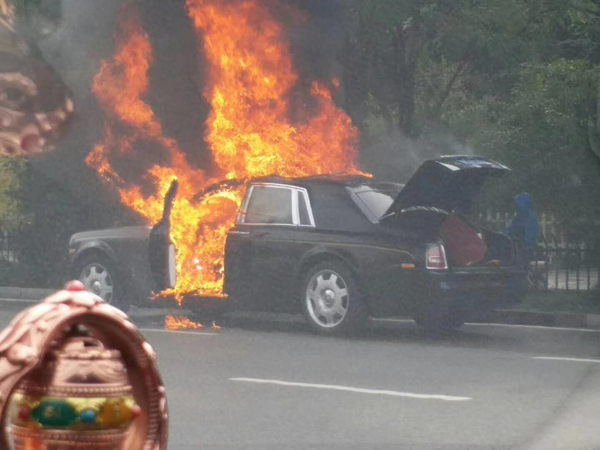 10月11日上午，一辆劳斯莱斯轿车起火。  本文图片均为现场网友 供图