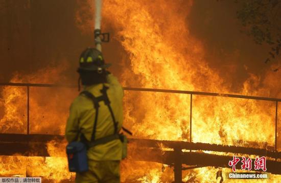 资料图：加州州长杰里·布朗9日致信总统特朗普，要求其宣布加州北部林火为重大灾难，以得到更多联邦援助。