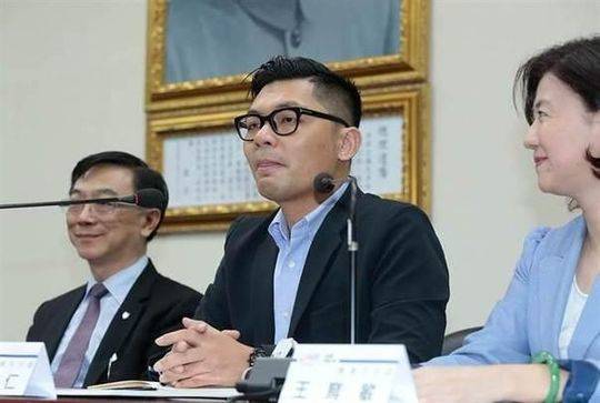 中国国民党“立委”许毓仁。(中)