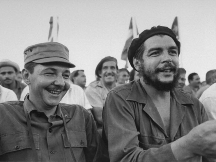 ▲资料图片：1964年7月26日，劳尔·卡斯特罗（左）和格瓦拉参加革命纪念活动。（西班牙《国家报》）