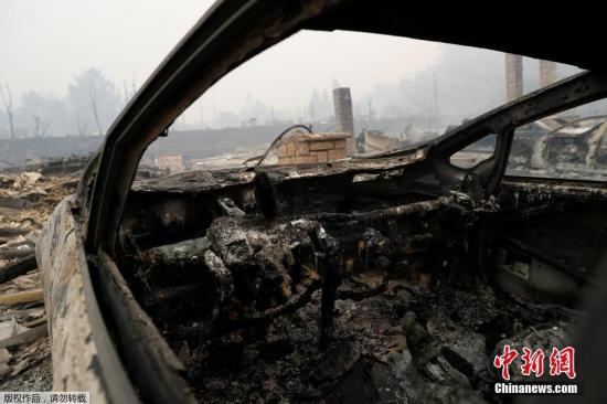 加州山火破坏力强大，小区里的汽车在大火扫荡下成为废铁。