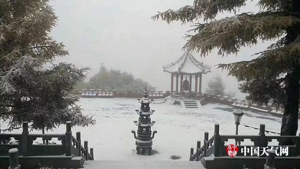 △10日早晨,房山区百花山显光禅寺,银装素裹。