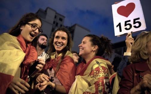  （支持国家统一的西班牙民众在表达对他们宪法155条的喜爱之情）