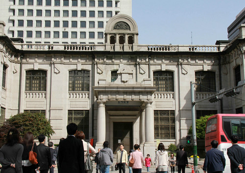 资料图片：2011年5月13日，在韩国首都首尔，人们从韩国银行前走过。新华社记者 何璐璐 摄