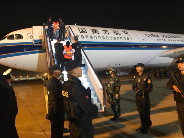 中国公安人口信息网_中国公安人员站在北京机场到港显示屏旁.屏幕最上端以红