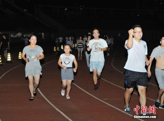 7月8日晚,今年第1号台风“尼伯特”登陆福建前夜,福建宁德市市民运动热情不减,或在体育场馆夜跑健身,或集聚广场跳起佳木斯。据气象部门消息,“尼伯特”8日20时距离泉州惠安县210公里,预计9日中午前后在福建漳州龙海到莆田秀屿(最大可能是泉州晋江到莆田秀屿)一带沿海登陆(台风级)。吕巧琴 摄