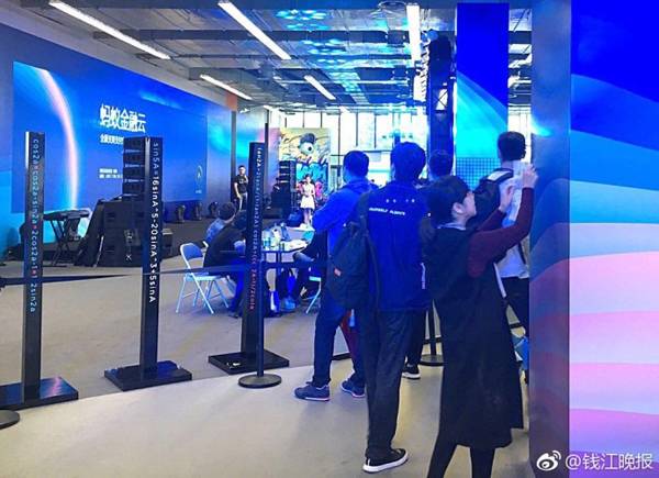 一位家长来到蚂蚁开发者编程大赛现场张贴征婚启事为女儿征婚。 本文图片均来自@钱江晚报