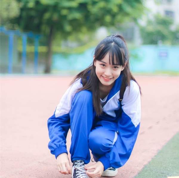 00后女生因穿校服走红网络 网友:比奶茶妹妹还