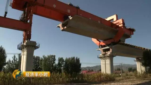 京张高铁建设进入攻坚阶段,五千吨桥体在空中