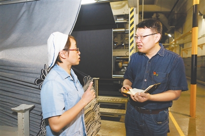 10月11日,邓建军(图右)深入基层一线征集建议。丁洁 摄