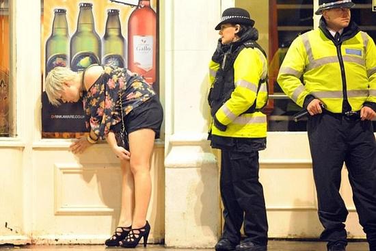 牛津大学学生聚会:男生赤裸上身 女生脱到只剩