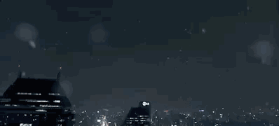 女主角墙上挂着动画片《穿越时空的少女》的海报.