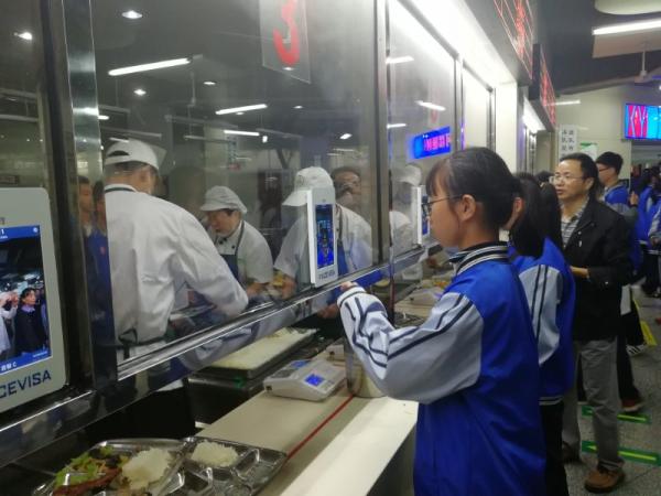 杭州一高中推出刷脸就餐,可每周生成营养报告
