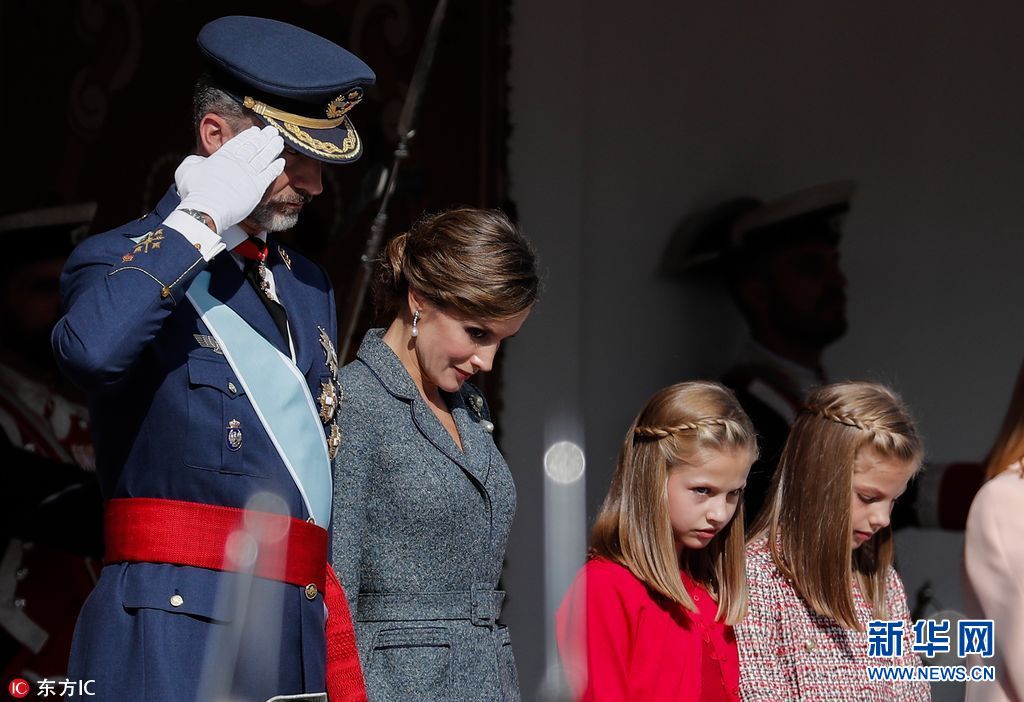 西班牙举行国庆阅兵 国王王后携两位小公主出
