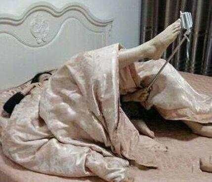 三个男人在一个床上,场面得多污