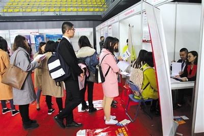 3月11日，2017年“百企万岗”大学生就业公益招聘在武汉大学举行，近200家企业为学子提供6000多个岗位。招聘会吸引了一万多名学子前来咨询。图/视觉中国
