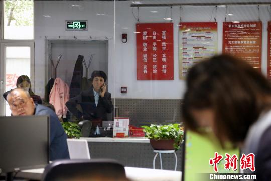 图为田小红在社区工作照。 罗云鹏 摄