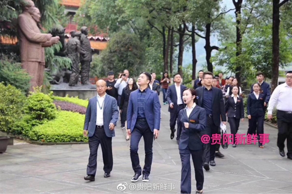 刘强东造访茅台获赠定制酒 茅台市值逼近7000