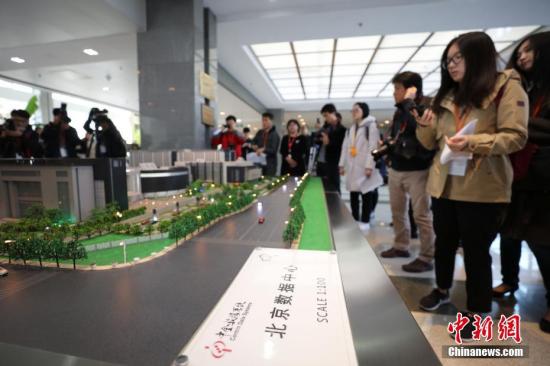 中外记者探访中国制造示范区 感受中国智造