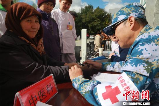 东海舰队113医院援疆医疗队连续8年走进边远