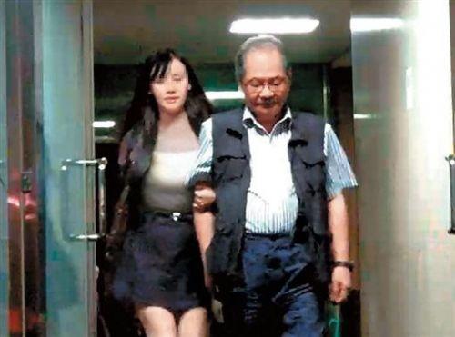  民进党大佬吴乃仁被曝携女伴深夜出入酒吧。（图片取自台媒）