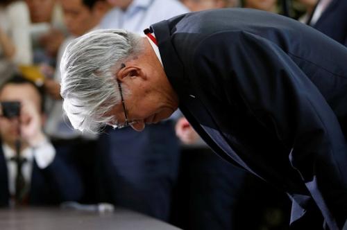 12日在东京，神户制钢所总裁川崎博也向日本经济产业省官员多田明弘致歉。（图片来源：路透社）