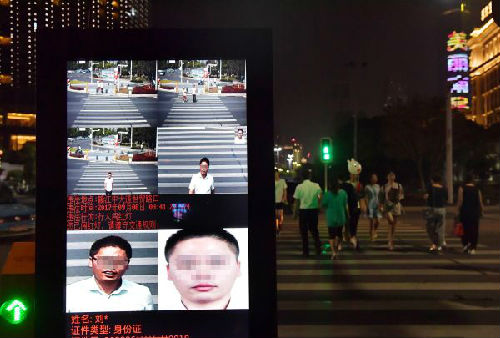 资料图:南昌启用闯红灯人脸识别系统曝光不文明交通行为。新华社记者
