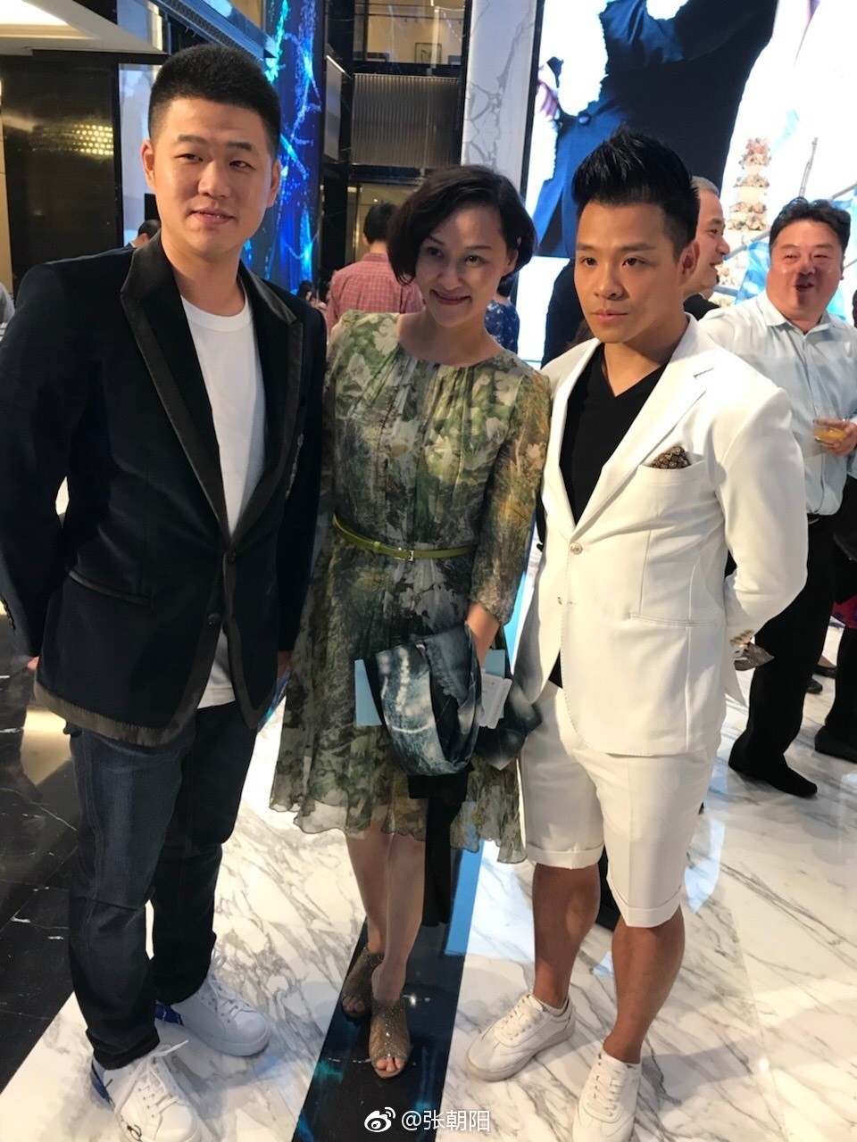 吴敏霞上海再办婚礼 郭晶晶惠若琪傅园慧到场