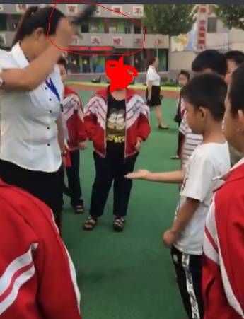 震惊!某小学老师惩罚学生竟然用高跟鞋打手心!曝光!