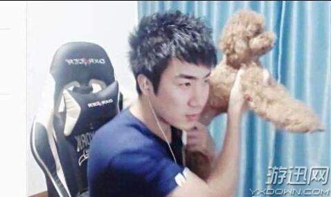 骚男直播连线WE老板:可以当义务队员 想给兮