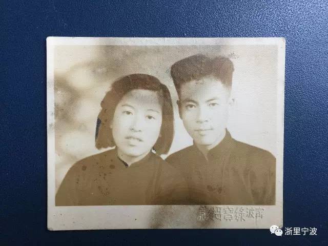 冯爷爷和张奶奶的结婚照。