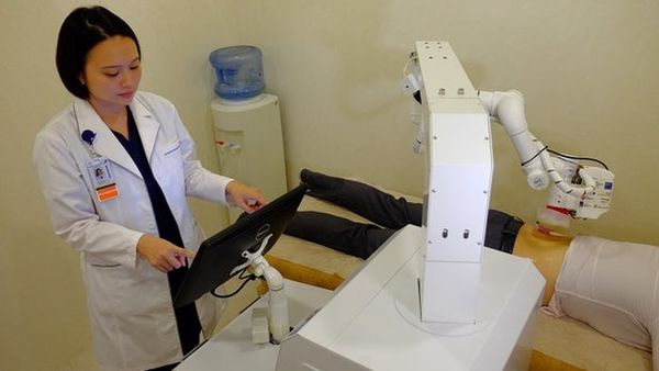 新加坡治疗机器人解决专业按摩师人手短缺问题
