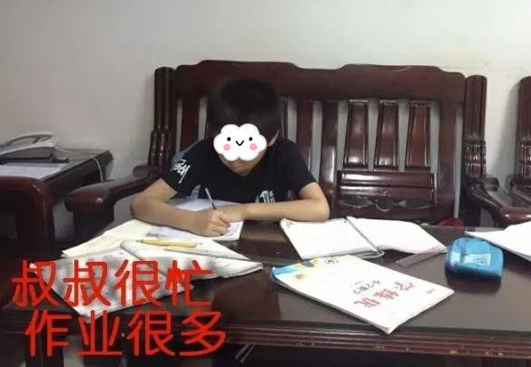 值班民警还当起了“老师”，辅导小浩写作业。