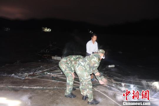 图为失联船只成功靠岸 陈浩 摄