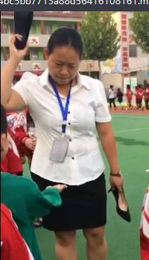 震惊某小学老师惩罚学生竟然用高跟鞋打手心曝光