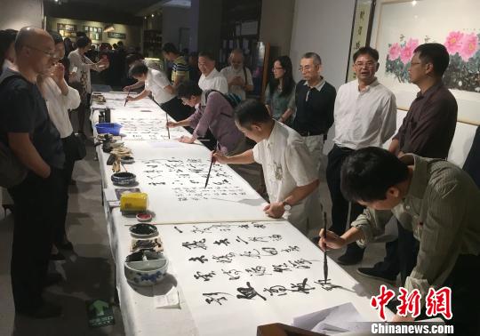 书画家挥毫泼墨 索有为 摄